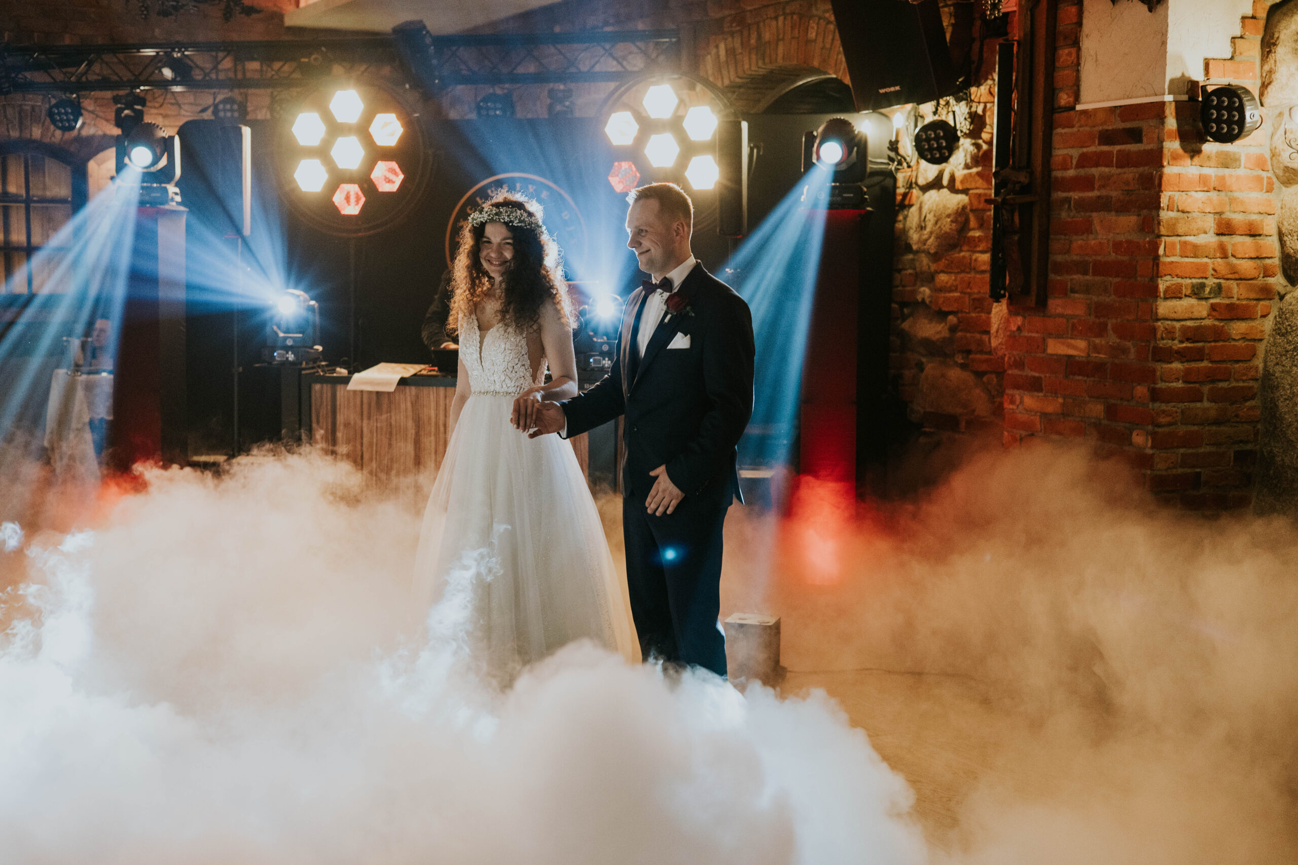 Pierwszy taniec z oprawą muzyczną DJ-a na wesele