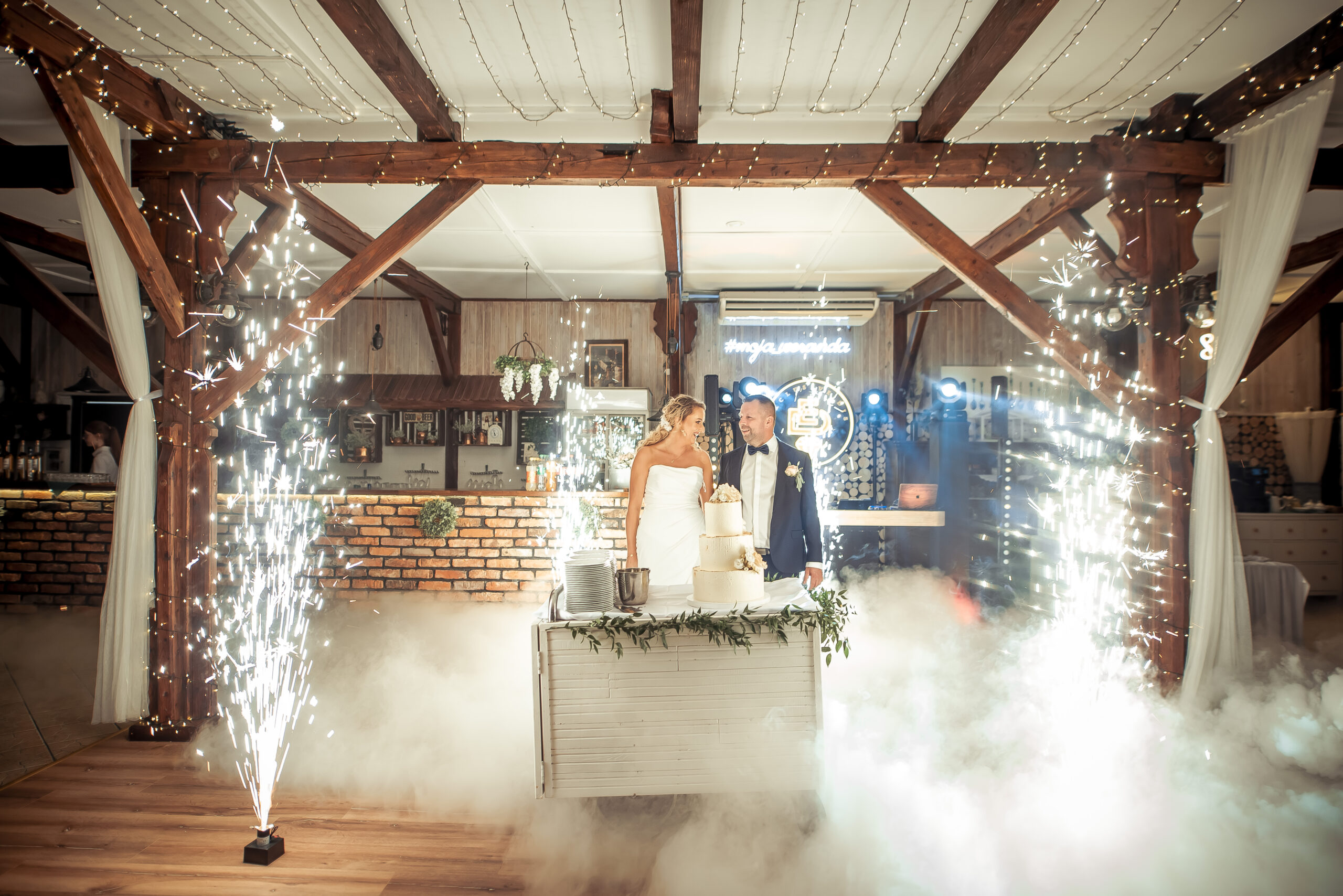 Pierwszy taniec z oprawą muzyczną DJ-a na wesele